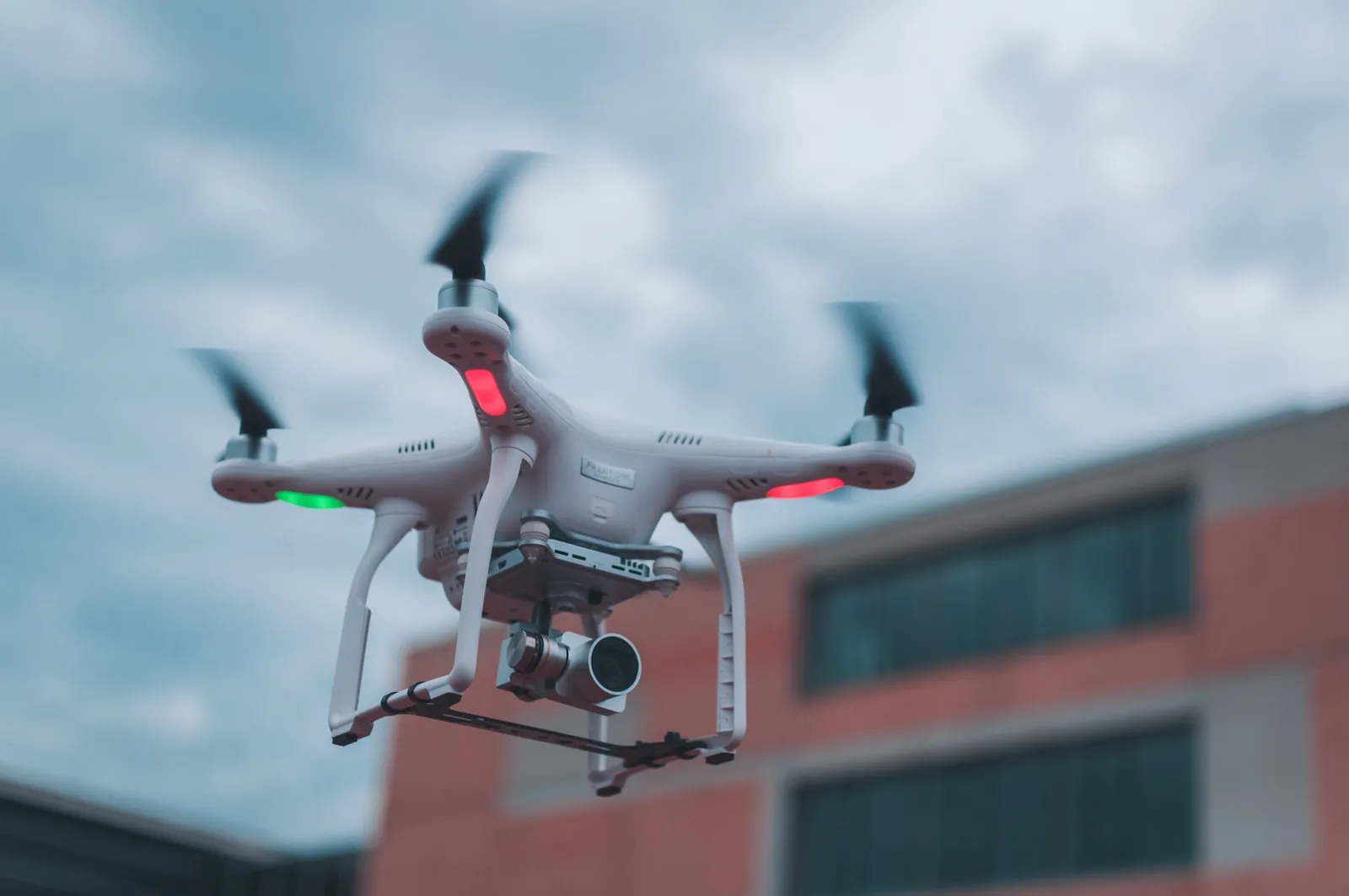 victordrosne-drone-photo-libre-de-droit-unsplash-credits-goes-to-yannik-wenk-500x500.jpg